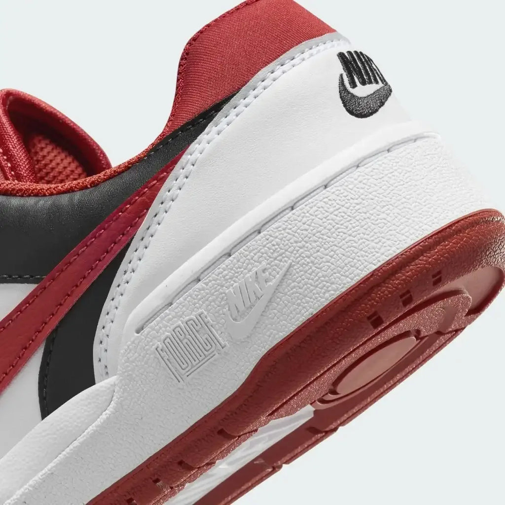 Detailed zoom on the outsole and midsole of the Nike Full Force Lo Juniors' trainers, highlighting the cushioned foam and durable rubber outsole.