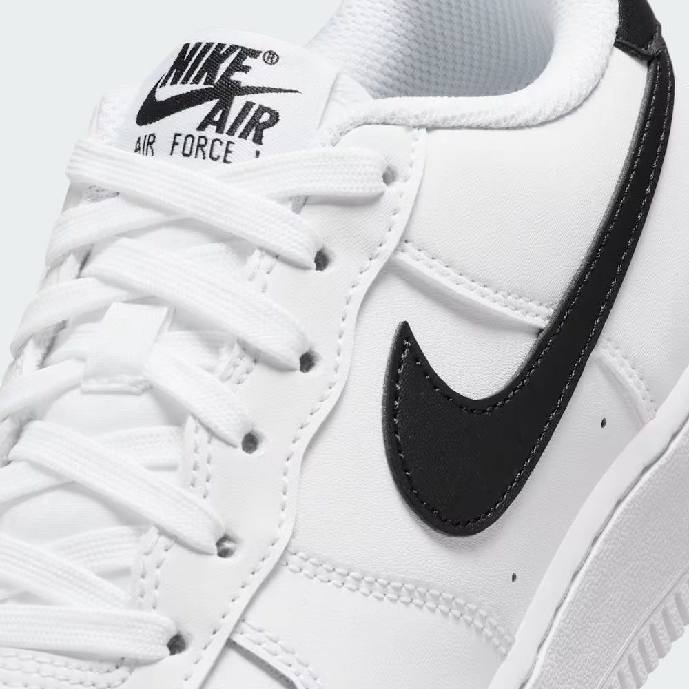 Close-up of the forefoot, focusing on the quality of the leather and the signature AF1 metal lace dubrae.