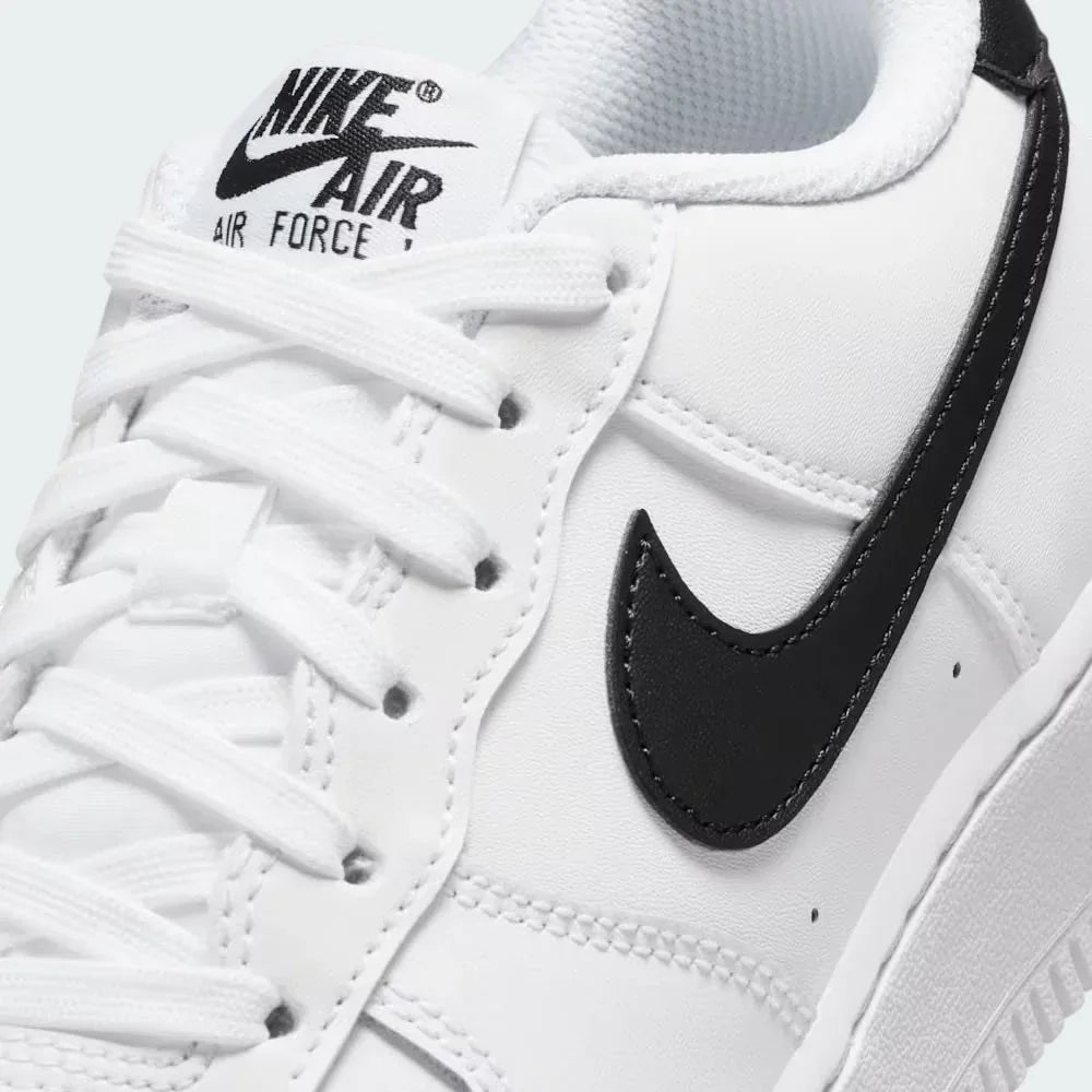 Close-up of the forefoot, focusing on the quality of the leather and the signature AF1 metal lace dubrae.