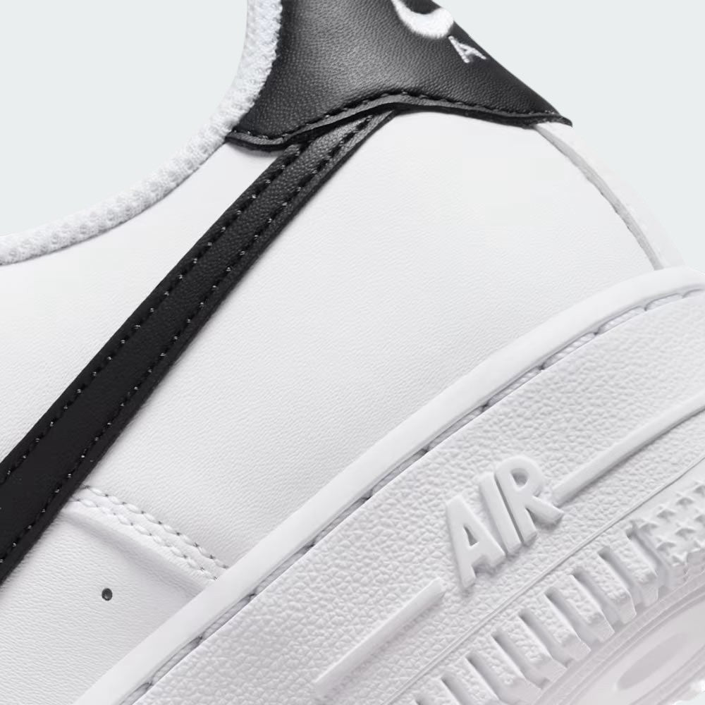 Detailed zoom on the thick midsole, highlighting the "AIR" embossed branding and the sturdy cupsole stitching.