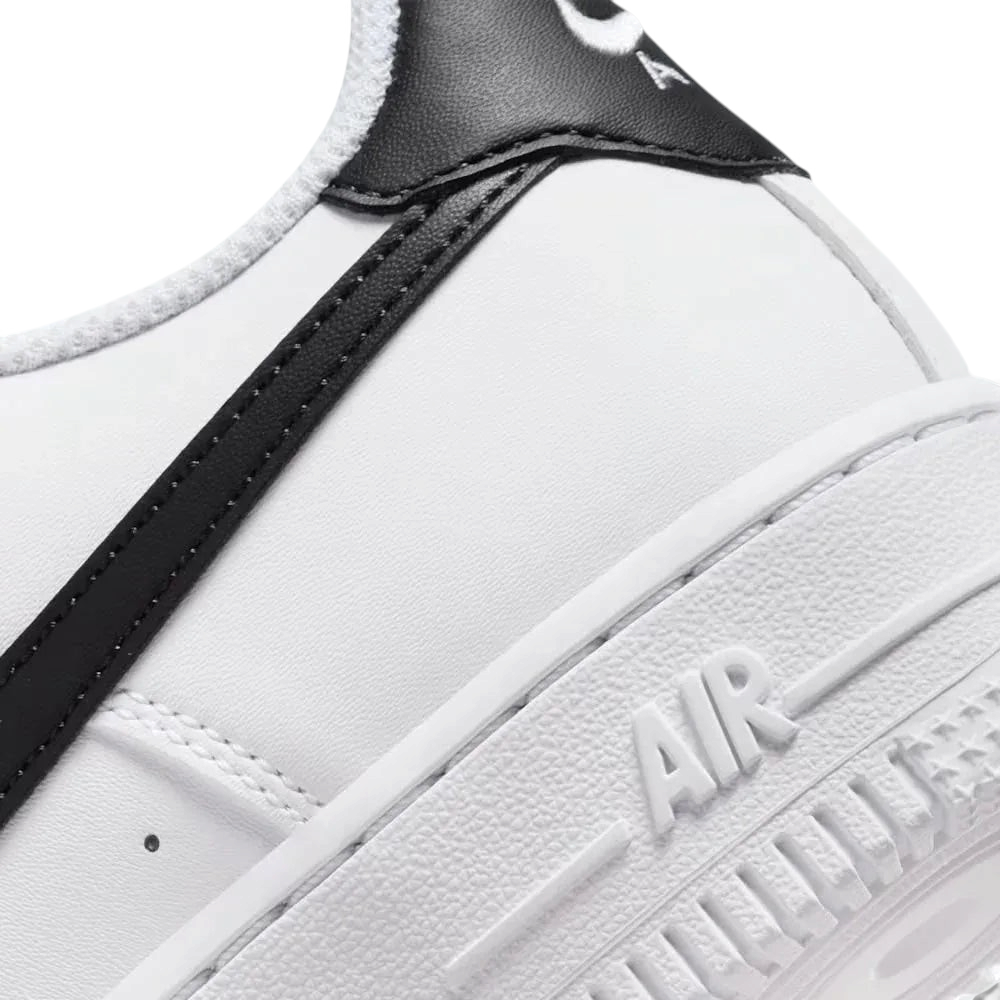 Detailed zoom on the thick midsole, highlighting the "AIR" embossed branding and the sturdy cupsole stitching.