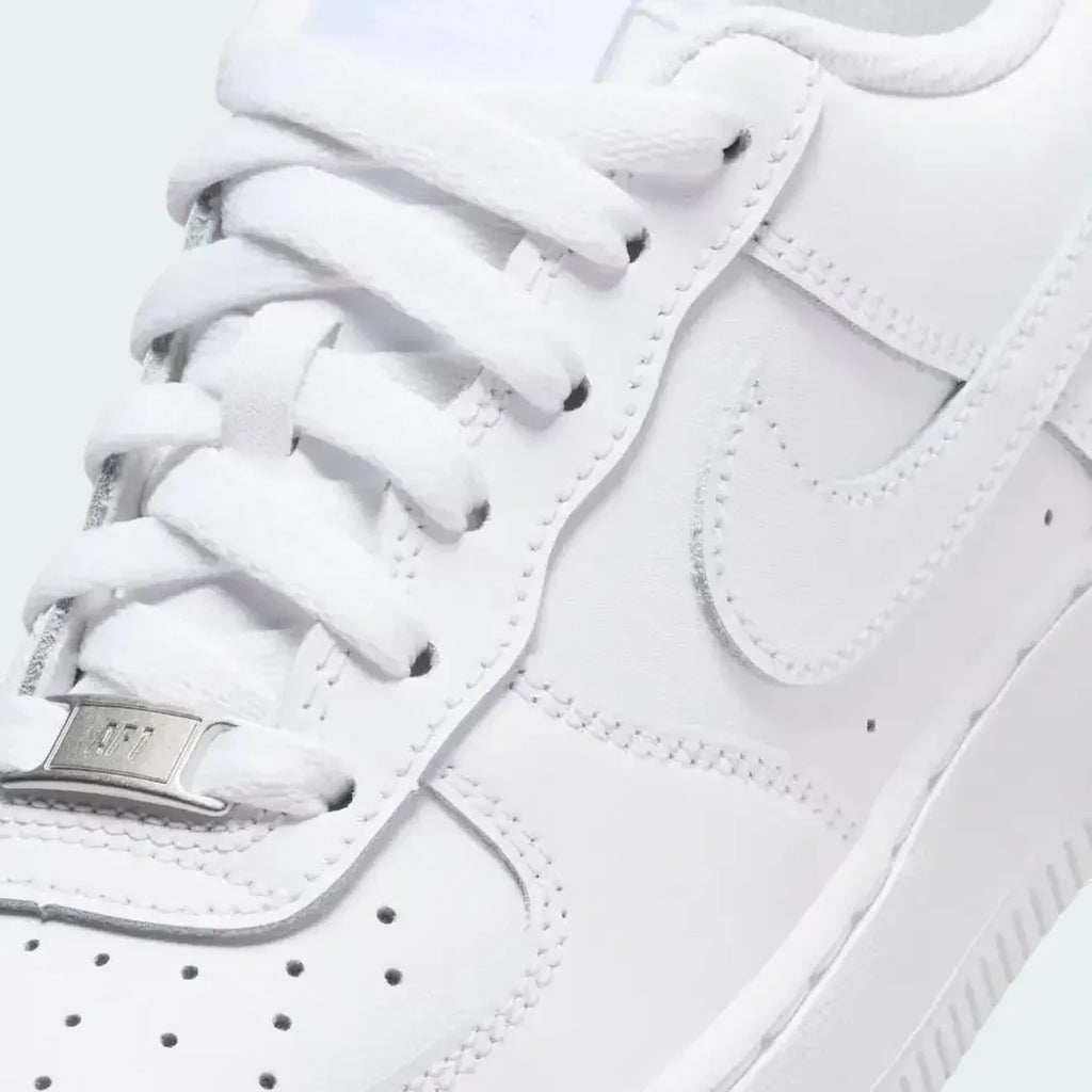 Details the premium leather grain and the silver-tone "AF1" metal deubré.