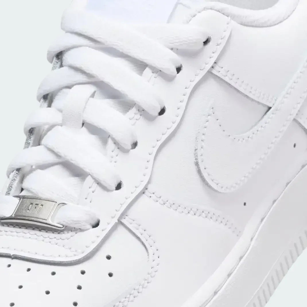 Details the premium leather grain and the silver-tone "AF1" metal deubré.