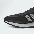 Zoom Looking at the Front of the Shoes and Laces: Details the reflective toe cap and the fine weave of the spot-patterned laces.