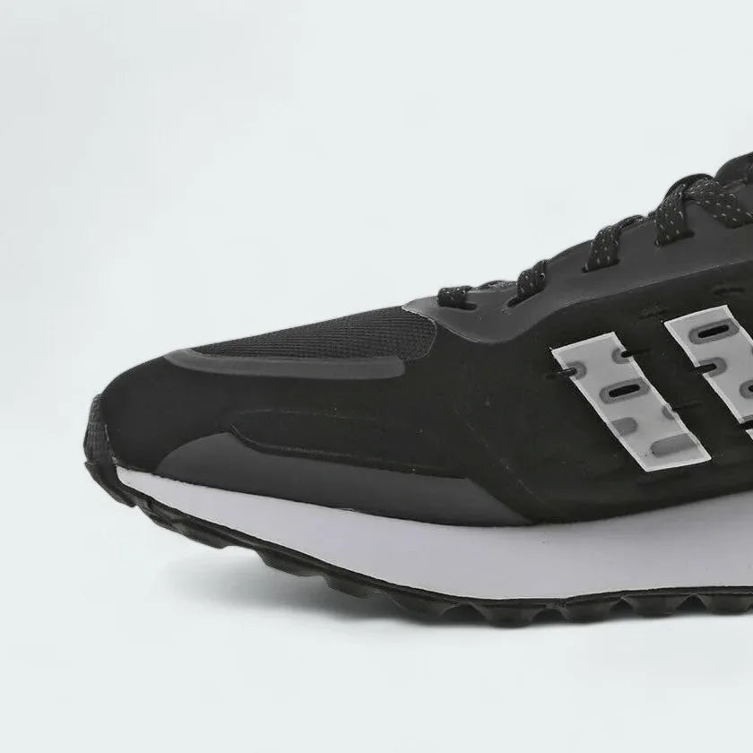 Zoom Looking at the Front of the Shoes and Laces: Details the reflective toe cap and the fine weave of the spot-patterned laces.