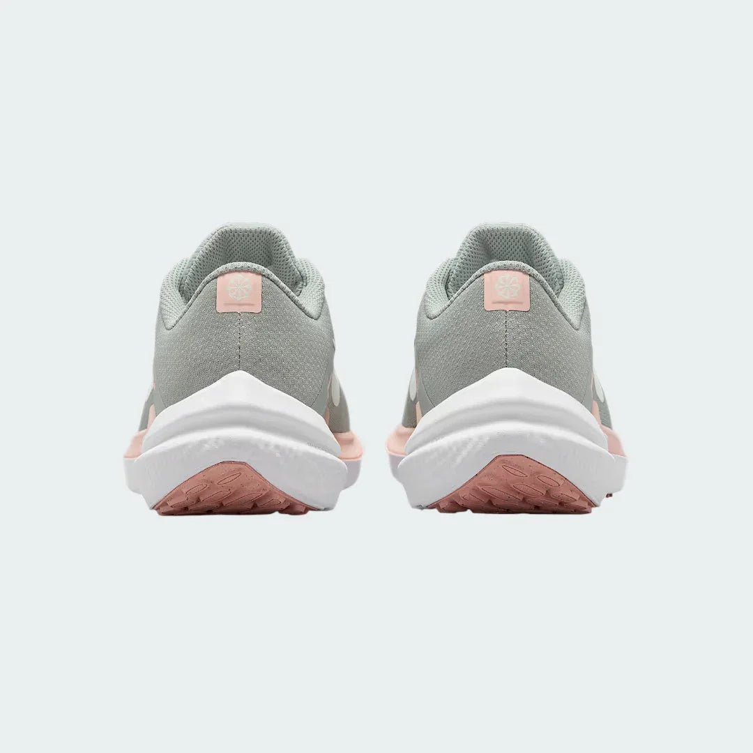 Rear view of the Nike Air Winflo 10 Women's green running shoes, focusing on the supportive heel collar and design.