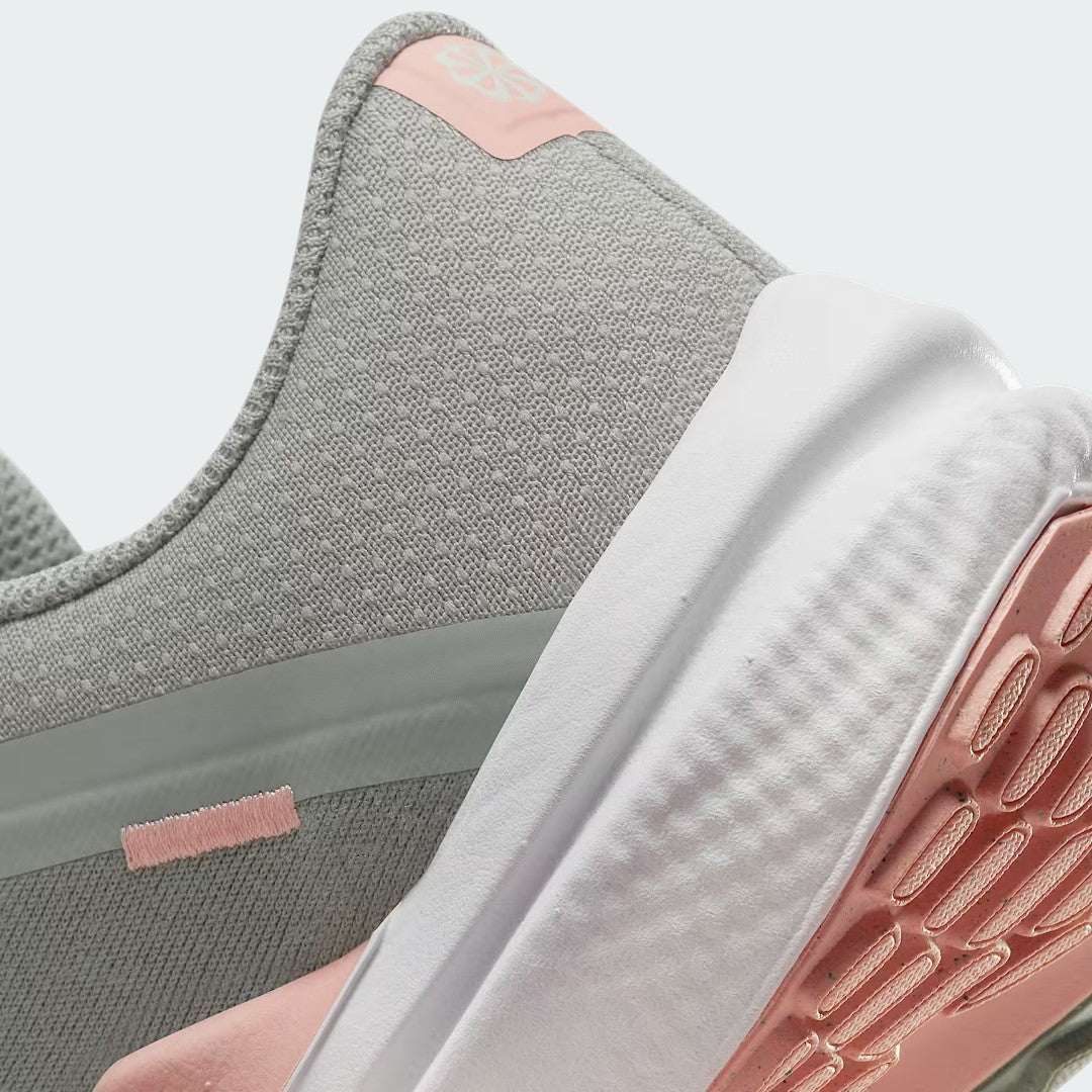 Detailed zoom on the outsole and midsole of the Nike Air Winflo 10 Women's green running shoes, highlighting the full-length Air cushioning and soft foam.