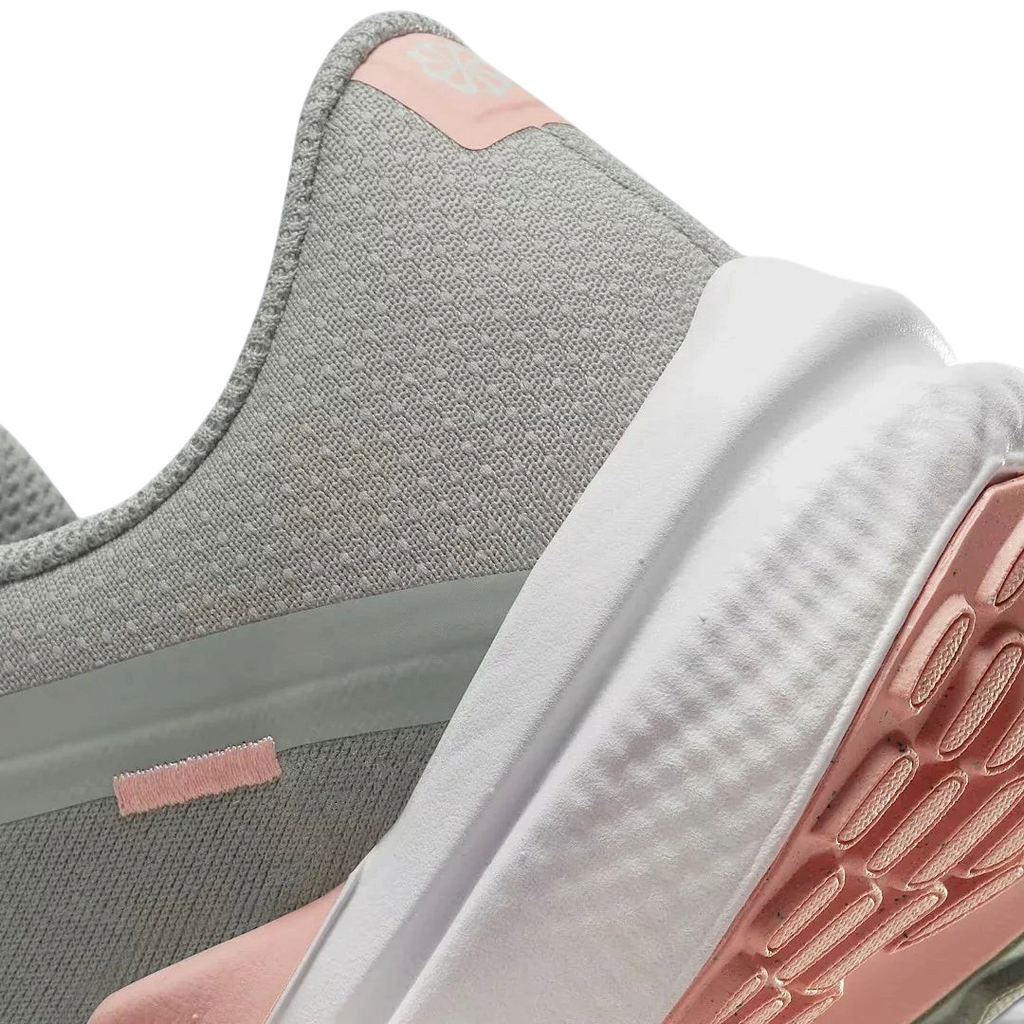 Detailed zoom on the outsole and midsole of the Nike Air Winflo 10 Women's green running shoes, highlighting the full-length Air cushioning and soft foam.
