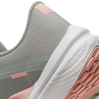 Detailed zoom on the outsole and midsole of the Nike Air Winflo 10 Women's green running shoes, highlighting the full-length Air cushioning and soft foam.