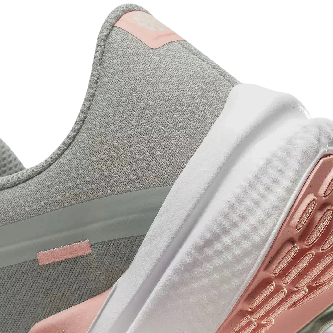 Detailed zoom on the outsole and midsole of the Nike Air Winflo 10 Women's green running shoes, highlighting the full-length Air cushioning and soft foam.