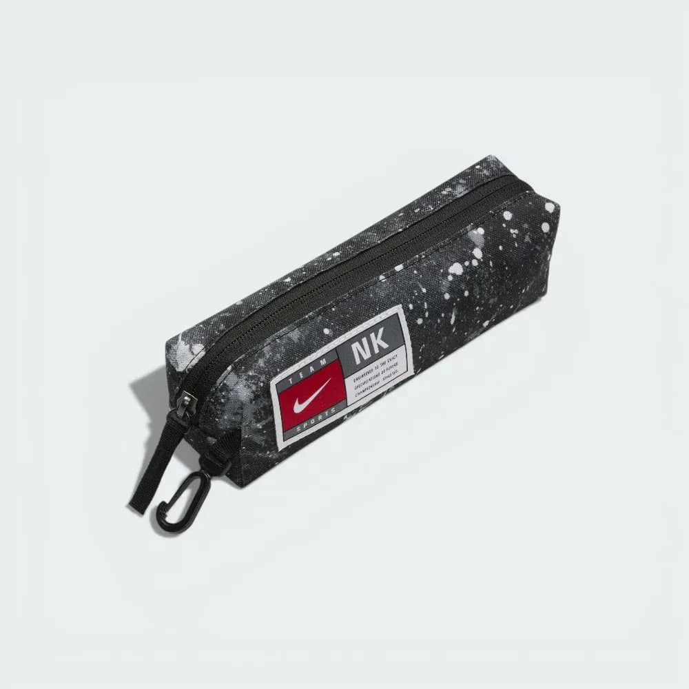 Detailed zoom on the detachable pencil case and the clip mechanism, emphasizing the convenient storage for writing utensils.