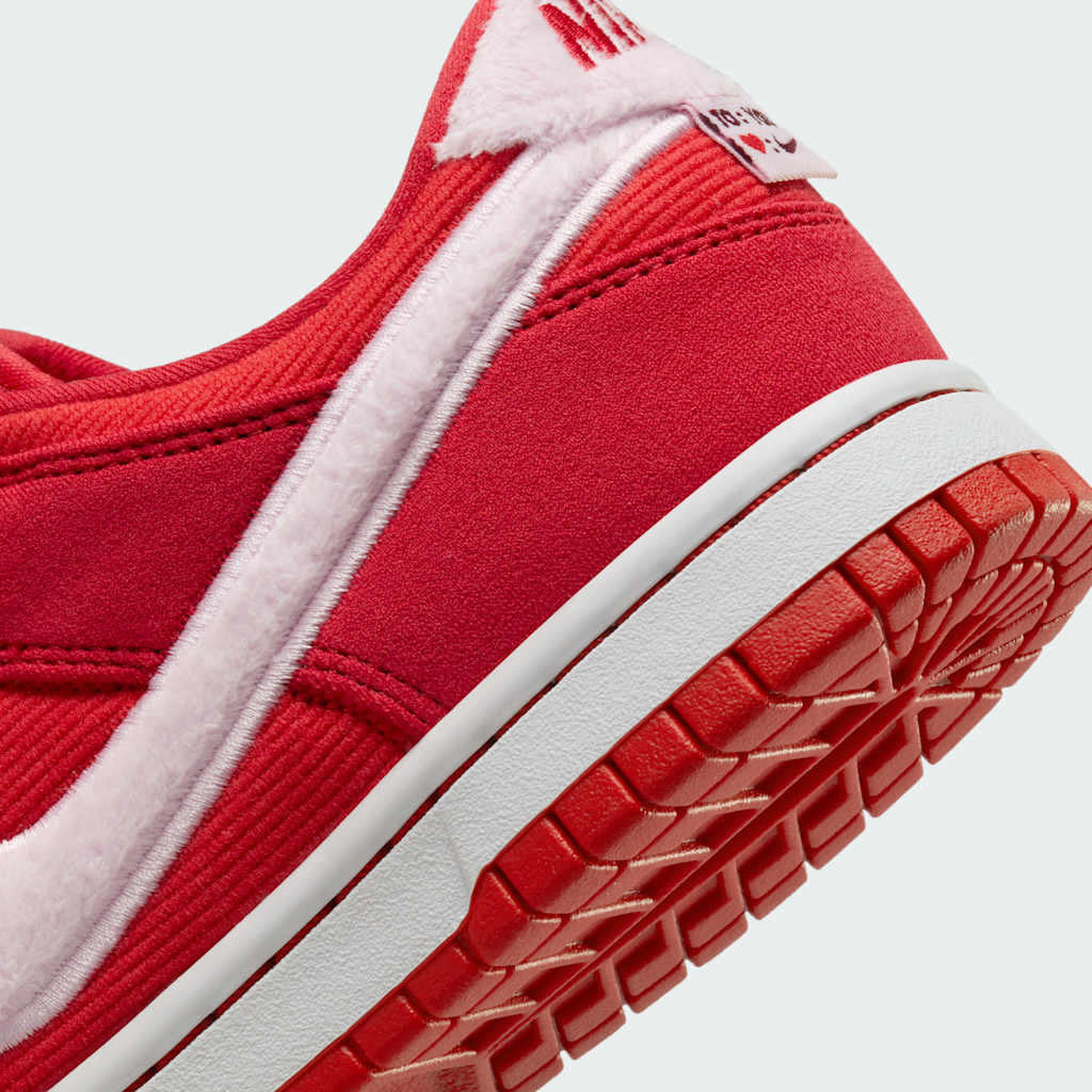 Rear underside close-up of Nike Dunk Low Valentine's Juniors Trainers FZ3548-612 heel and outsole texture