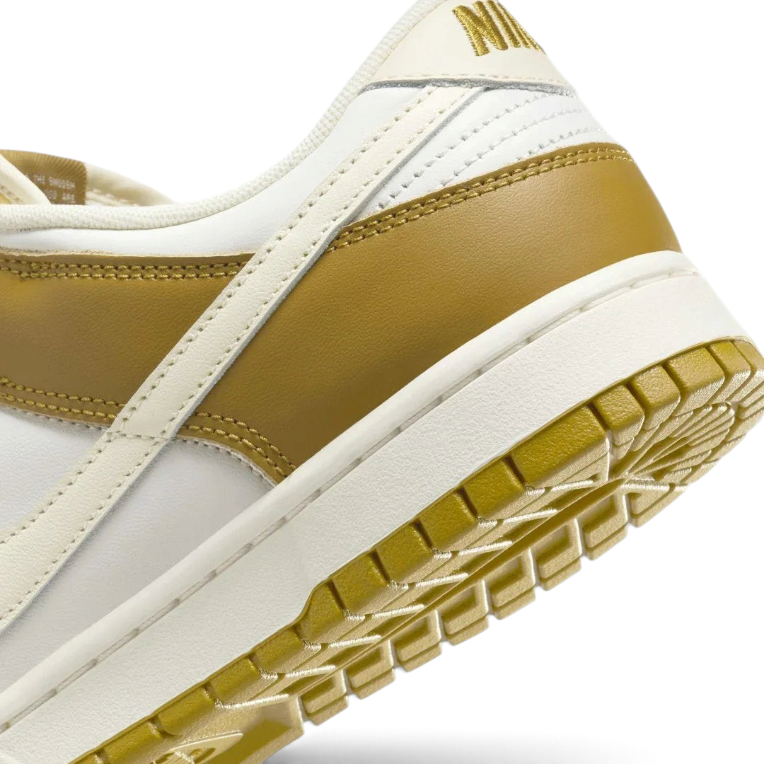 Detailed zoom on the outsole and midsole of the Nike Dunk Low Retro Men's bronze sneakers, highlighting the cushioned foam and durable rubber outsole.