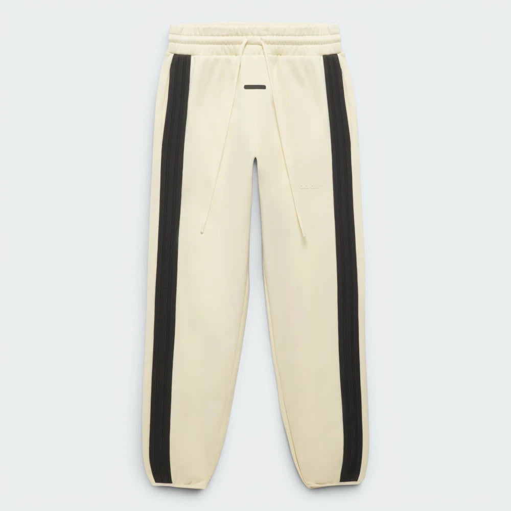 Focuses on the locked-in stretch of the gathered elasticated waist and the professional alignment of the front branding.
