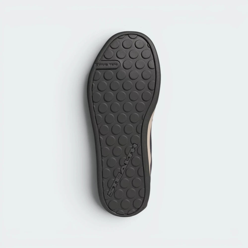 Displays the legendary Dotty traction pattern crossing the flat surface of the solid Stealth Phantom rubber sole, engineered for unreal pedal-pin grip.