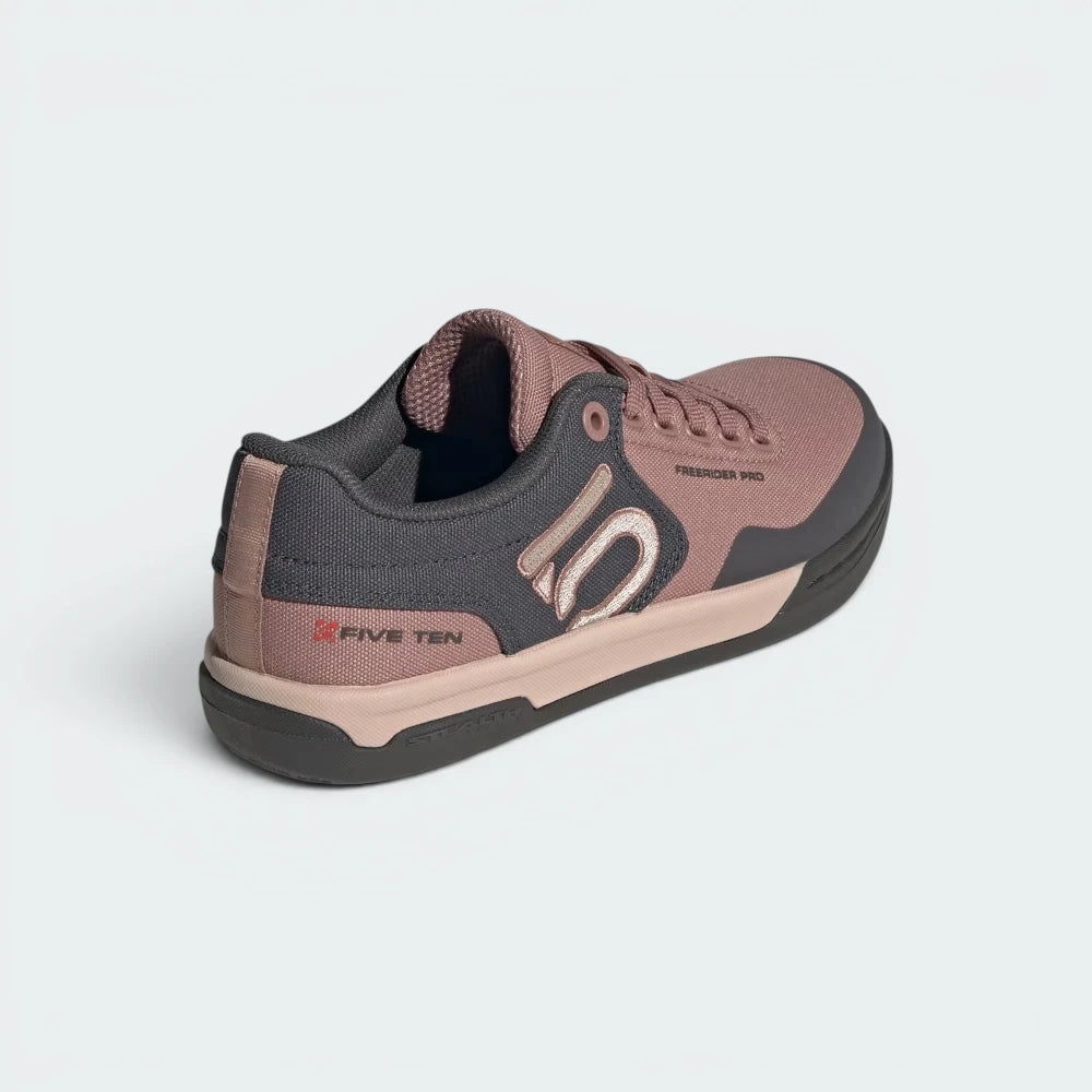 Focuses on the contoured shape of the padded low-cut collar, highlighting the structural support panels tracking down the rear spine to cradle the heel counter with elite comfort.