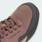 Details the premium stitching framing the reinforced toe cap zone and the precision eyelets configured to pull the fit completely tight.