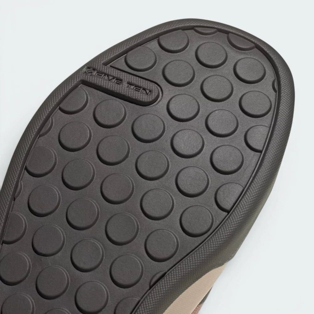 Highlights the "unreal" clean finish where the high-friction mountain rubber compound securely bonds to the shock-absorbing compression-molded EVA midsole carrier.