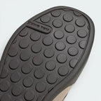 Highlights the "unreal" clean finish where the high-friction mountain rubber compound securely bonds to the shock-absorbing compression-molded EVA midsole carrier.