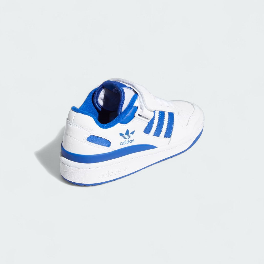 Rear view of the Adidas Forum Low Juniors' white trainers, focusing on the heel panel and Adidas Trefoil branding in royal blue.