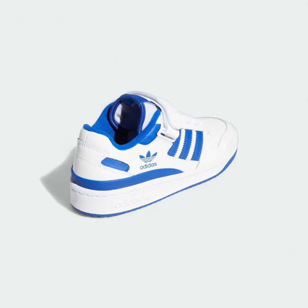 Rear view of the Adidas Forum Low Juniors' white trainers, focusing on the heel panel and Adidas Trefoil branding in royal blue.