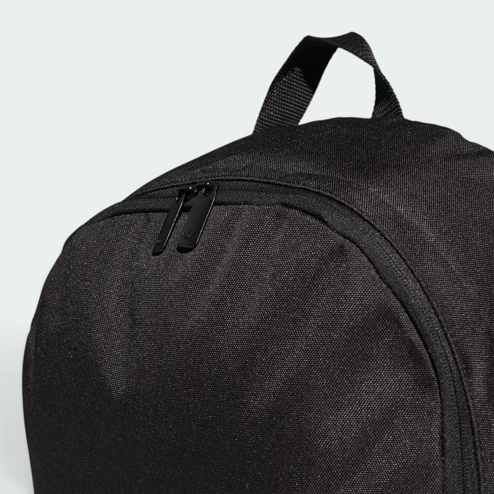 Focuses on the heavy-duty top carry handle and the professional quality of the main zipper.