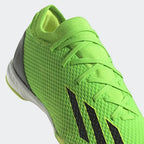 Detailed zoom on the outsole and midsole of the Adidas X Speedportal.3 Indoor Men's green boots, highlighting the EVA cushioning and non-marking rubber sole.