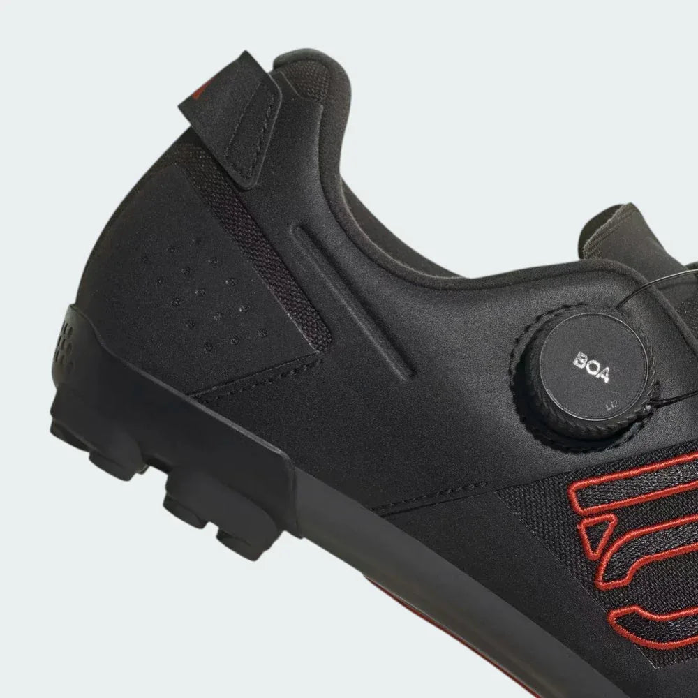 Detailed zoom on the carbon-infused shank and the edge of the Stealth rubber, highlighting the stiff performance platform.