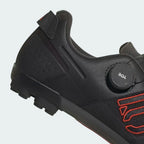 Detailed zoom on the carbon-infused shank and the edge of the Stealth rubber, highlighting the stiff performance platform.