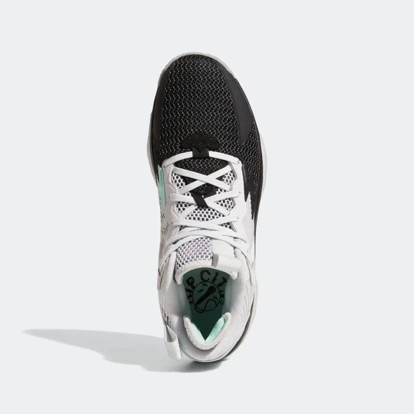 Focuses on the "locked-in" lacing system and the high-quality interior textile lining.