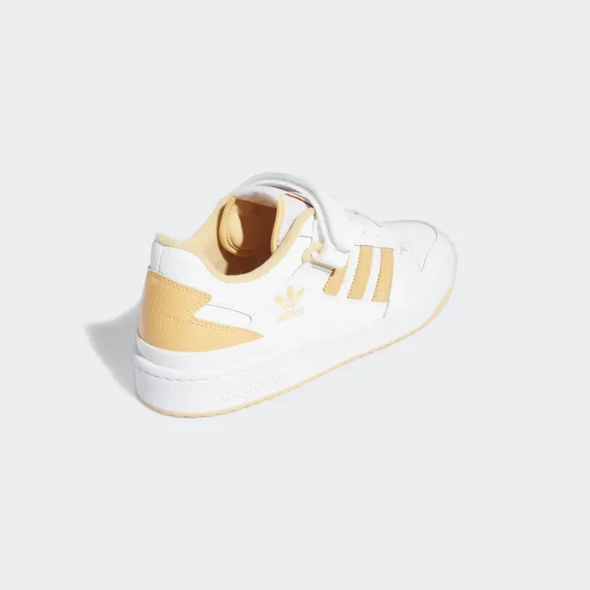 Focuses on the clean heel construction and the professional finish of the textile lining.