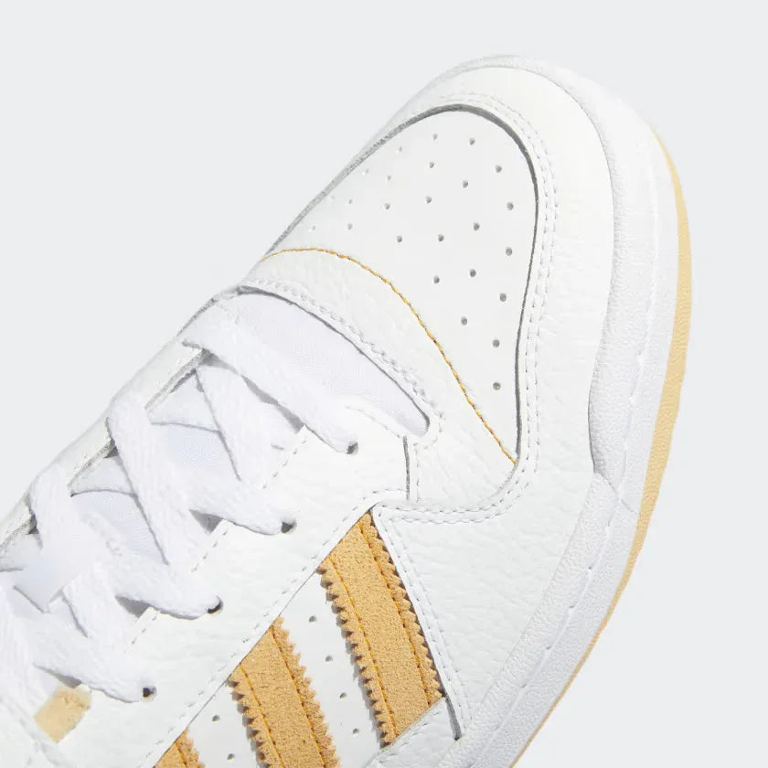 Details the high-definition leather grain and the precision of the hook-and-loop hardware.