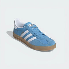 Emphasising the iconic T-toe overlay and the clean, airy colour blocking.