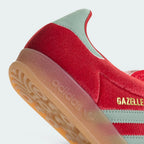 Highlights the "unreal" classic textured finish of the vintage gum rubber wall and its stable, robust bonding to the premium velvet upper.