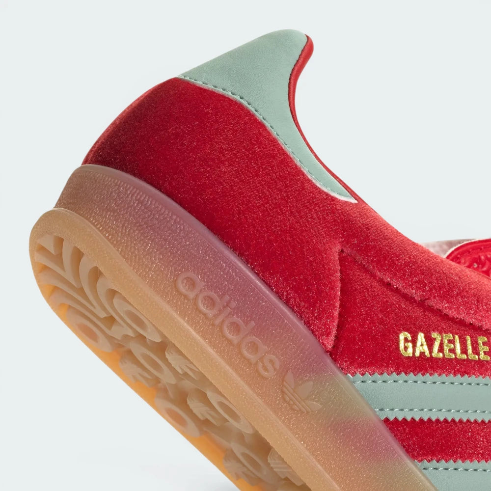Highlights the "unreal" classic textured finish of the vintage gum rubber wall and its stable, robust bonding to the premium velvet upper.