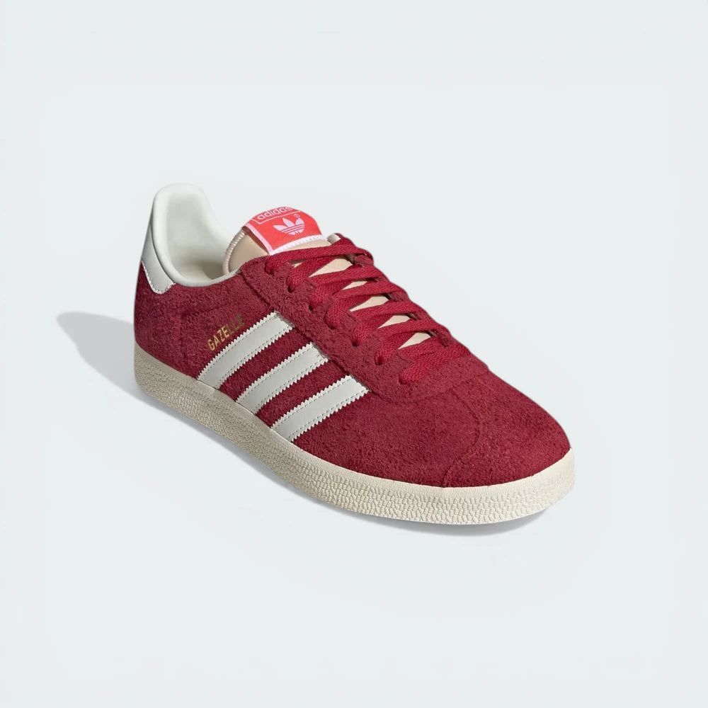 Emphasising the iconic T-toe overlay and the striking red-on-cream colour blocking.