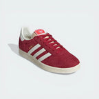 Emphasising the iconic T-toe overlay and the striking red-on-cream colour blocking.