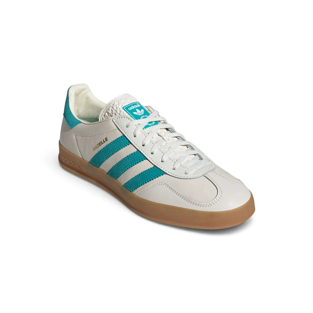 Angled front-three-quarter perspective capturing the reinforced toe overlay, smooth side panels, and contrasting teal side striping.