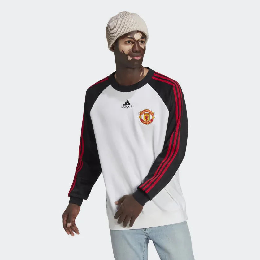 Highlights the trademark loose-fit silhouette and the distinctive Teamgeist curved seam lines. Main image