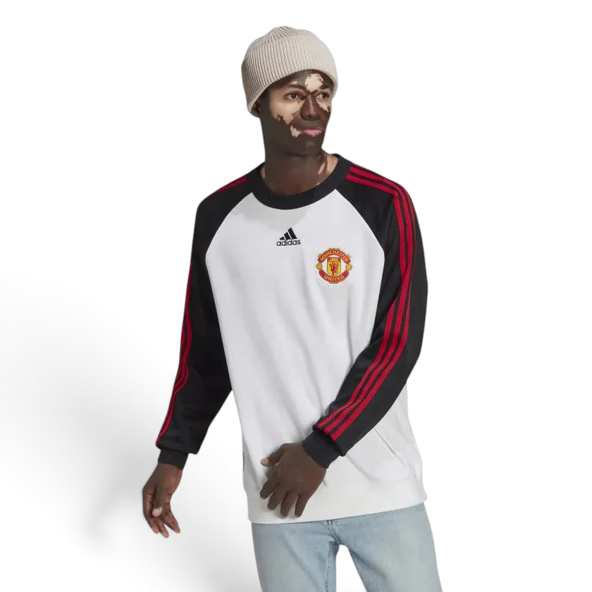 Highlights the trademark loose-fit silhouette and the distinctive Teamgeist curved seam lines. Main image