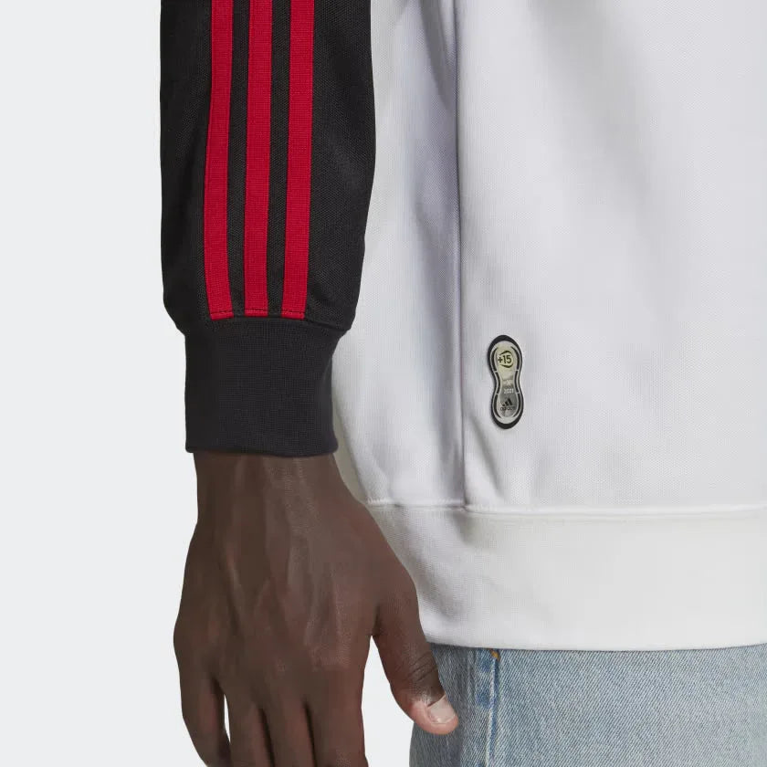 Highlighting the technical grain of the cotton-recycled polyester piqué.
