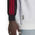 Highlighting the technical grain of the cotton-recycled polyester piqué.
