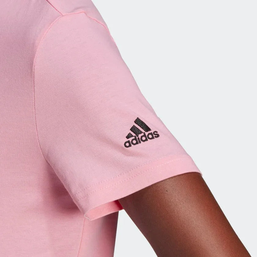 Detail of the crewneck and short sleeve of Adidas Essentials T-Shirt HD1681