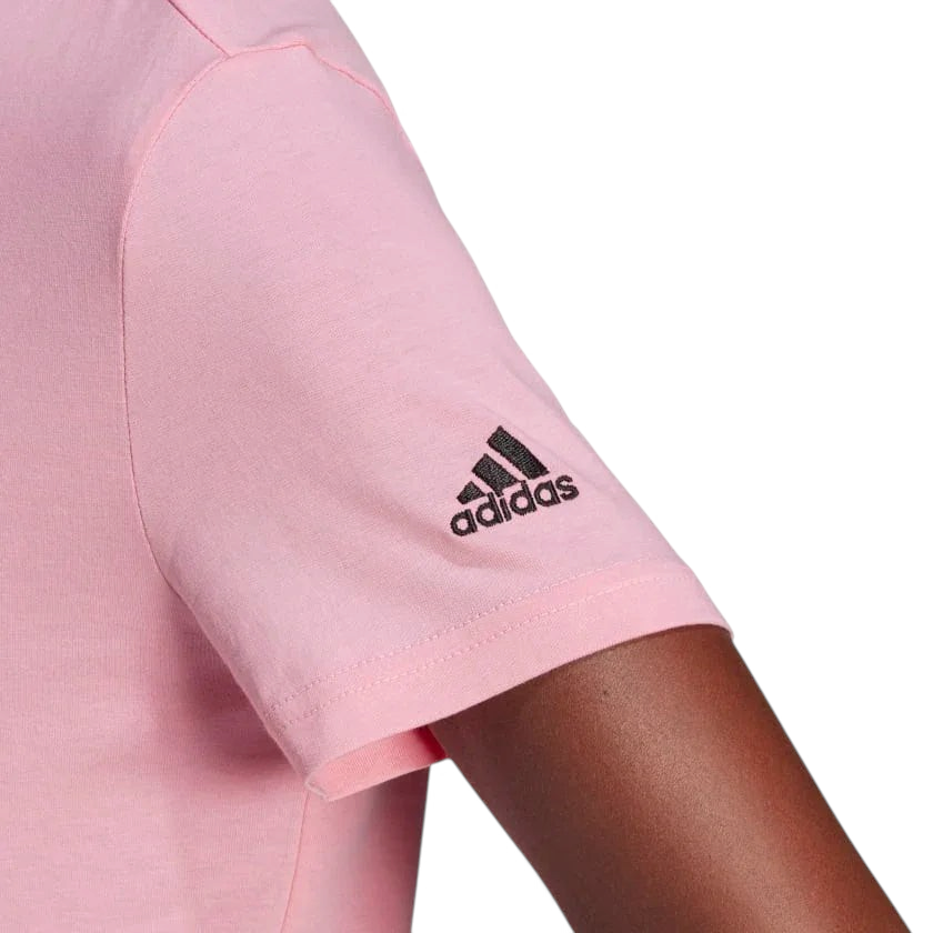 Detail of the crewneck and short sleeve of Adidas Essentials T-Shirt HD1681