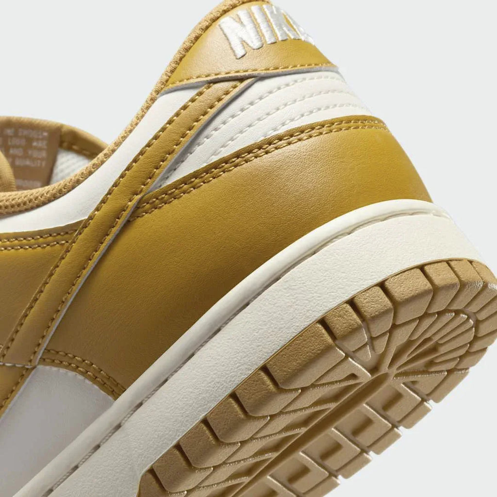 Detailed zoom on the outsole and midsole of the Nike Dunk Low Retro Men's wheat trainers, highlighting the cushioned foam and durable rubber outsole.
