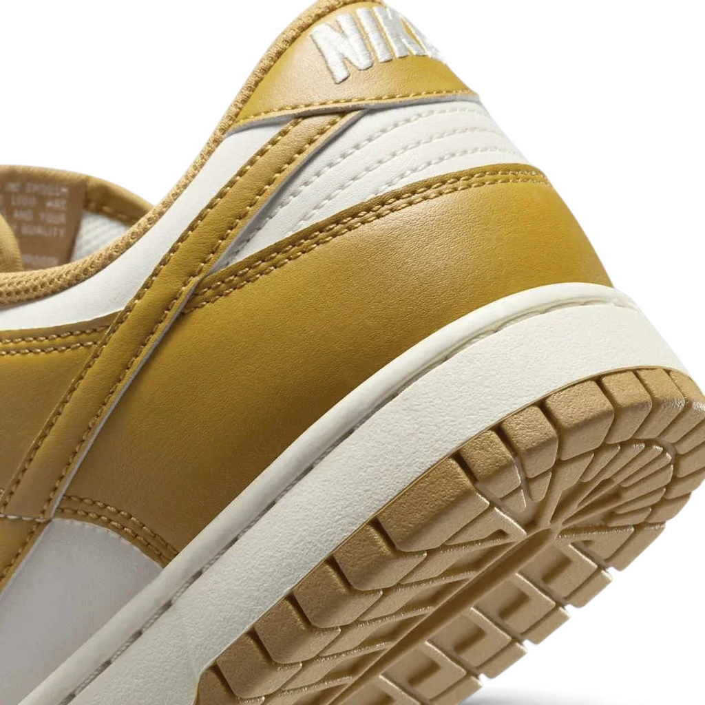 Detailed zoom on the outsole and midsole of the Nike Dunk Low Retro Men's wheat trainers, highlighting the cushioned foam and durable rubber outsole.