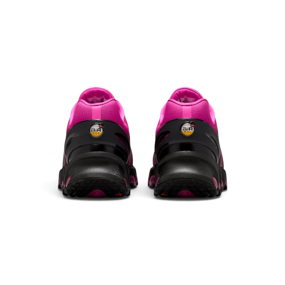 Focuses on the contoured shape of the structured rear heel counter, highlighting the crisp new Nike Air Max Dn badge stamped cleanly onto the spine.