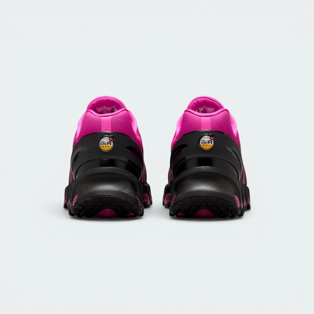 Focuses on the contoured shape of the structured rear heel counter, highlighting the crisp new Nike Air Max Dn badge stamped cleanly onto the spine.