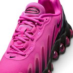 Details the premium technical weave of the abrasion-resistant front toe box cap and the precision eyelet configuration lines.