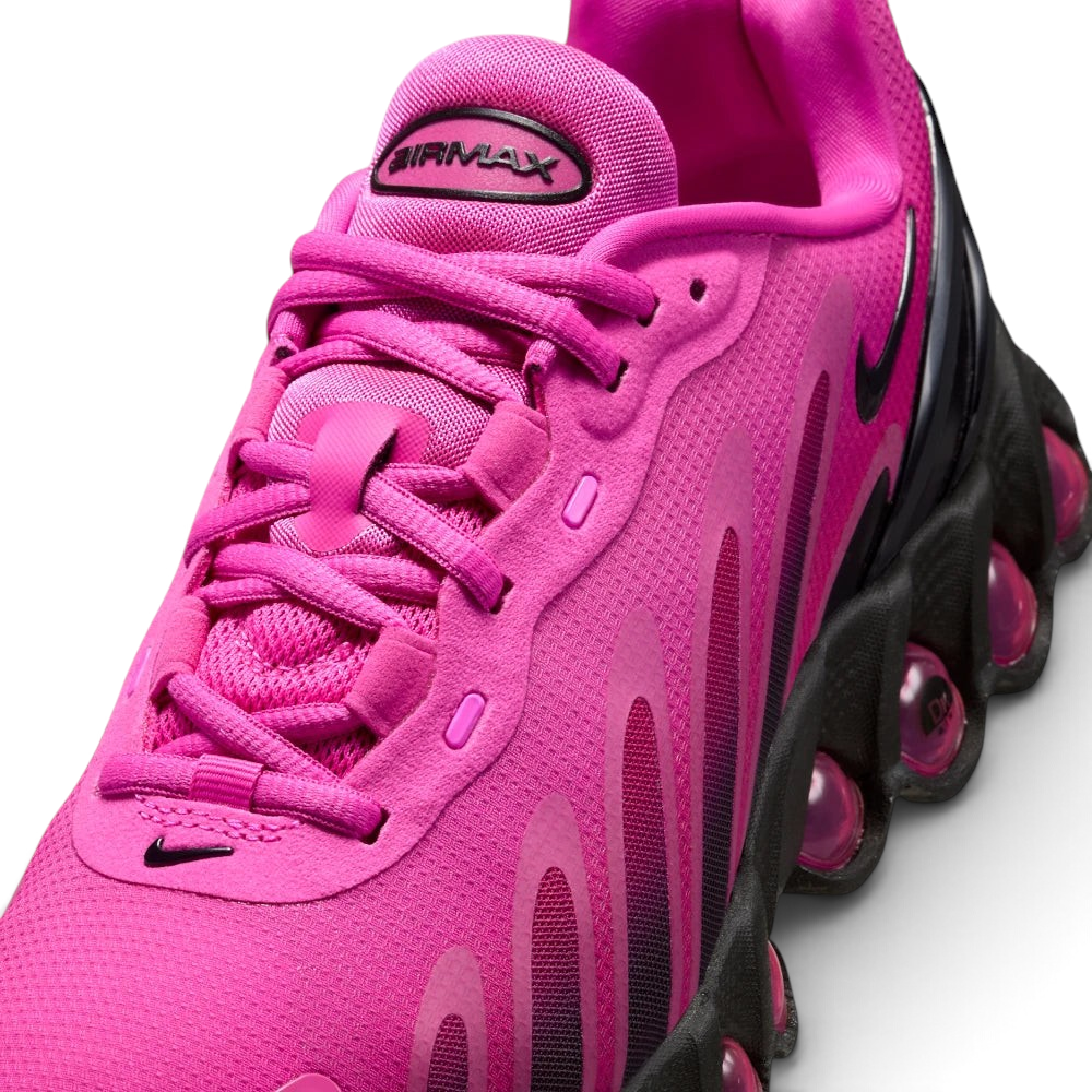 Details the premium technical weave of the abrasion-resistant front toe box cap and the precision eyelet configuration lines.